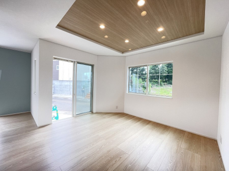 ���r���O�@���邢�z���������A�����̕��͋C�ɖ�������郊�r���O�E�_�C�j���O�B 