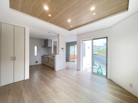 ���̑����ρ@�Ƒ��̏Ί炪���R�Ɛ��܂�Ă���A����ȕ��͋C�̃_�C�j���O�Ɏd�オ���Ă��܂��B