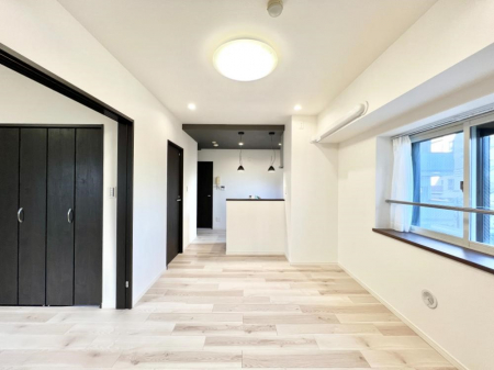 ���r���O�@���R������荞�܂�A�Ƒ��c���̏ꏊ�𖾂邭���o