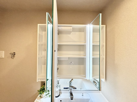 ���̑����ρ@�O�ʋ��̗��ɁA���ϕi��q���p�i�Ȃǂ����[�\�B���ʑ����������ƕۂ��܂��I