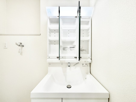 ���ʑ�E���ʏ��@�O�ʋ��̗��ɁA���ϕi��q���p�i�Ȃǂ����[�\�B���ʑ����������ƕۂ��܂��I  