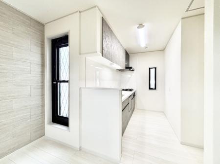 �L�b�`���@�u�₩�ȕ����ʂ蔲����L�b�`���B��������̂Ŗ��邭���C�ɂ��𗧂��܂��B