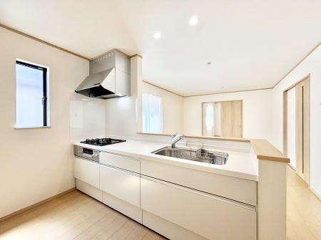 �L�b�`���@�u�₩�ȕ����ʂ蔲����L�b�`���B��������̂Ŗ��邭���C�ɂ��𗧂��܂��B  