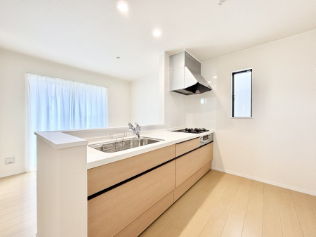 �L�b�`���@�u�₩�ȕ����ʂ蔲����L�b�`���B��������̂Ŗ��邭���C�ɂ��𗧂��܂��B  