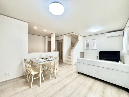 ���r���O�@���Ƒ��̓��₩�Șb�����ŕ�܂�閾�邢���r���O    