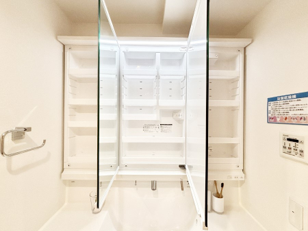 ���̑����ρ@�O�ʋ��̗��ɁA���ϕi��q���p�i�Ȃǂ����[�\�B���ʑ����������ƕۂ��܂��I