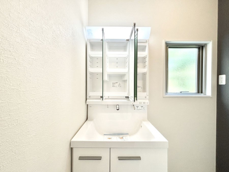 ���̑����ρ@�O�ʋ��̗��ɁA���ϕi��q���p�i�Ȃǂ����[�\�B���ʑ����������ƕۂ��܂��I