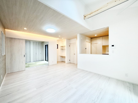 ���r���O�@���Ƒ��̓��₩�Șb�����ŕ�܂�閾�邢���r���O�B   