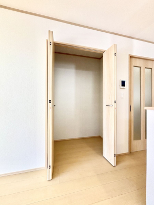 ���̑����ρ@���r���O���[�B�����Ɏ��[������ƕ����W�܂�LDK���X�b�L���Еt�������ł��ˁB  