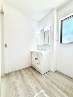 ʑEʏ@邢ʏ͖̐gxxyłႢłB