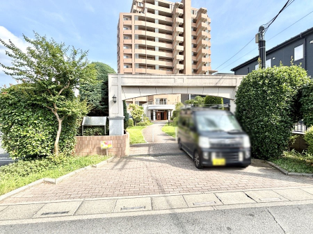 �G���g�����X�@�O�� �Y��ȃG���g�����X�́A���Z�҂�D�����}������Ă���܂�  