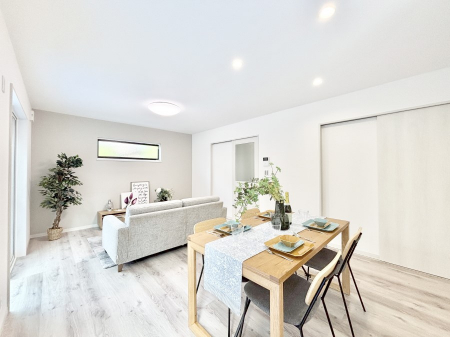 ̑ρ@Ƒ̏Ί炪RƐ܂ĂAȕ͋C̃_CjOɎdオĂ܂B