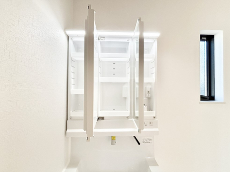 ���̑����ρ@�O�ʋ��̗��ɁA���ϕi��q���p�i�Ȃǂ����[�\�B���ʑ����������ƕۂ��܂��I