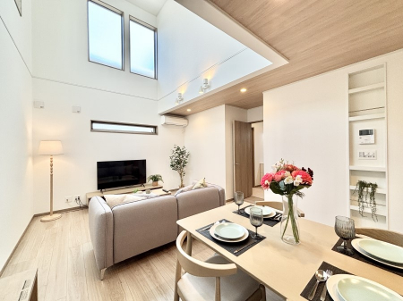 ̑ρ@Ƒ̏Ί炪RƐ܂ĂAȕ͋C̃_CjOɎdオĂ܂B