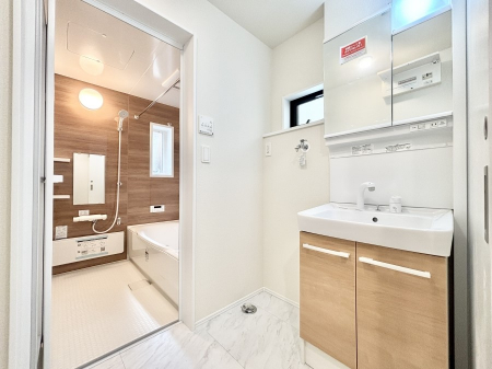 ̑@Ă̂ŎC̑ꏊłC\s܂B̐gxxCǂI