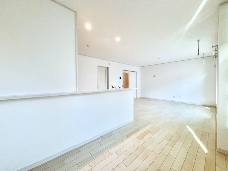 ���r���O�@���邢�z���������A�����̕��͋C�ɖ�������郊�r���O�E�_�C�j���O�B 