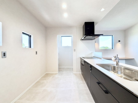 �L�b�`���@�L�b�`���̉��Ƀp���g���[��z�u�I�H�i�̃X�g�b�N�⒲�����̎��[�ɕ֗��ł�