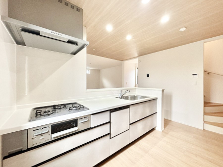 �L�b�`���@���r���O�ŗV�Ԃ��q�l�������Ȃ��炨�������ł���ΖʃL�b�`���B  