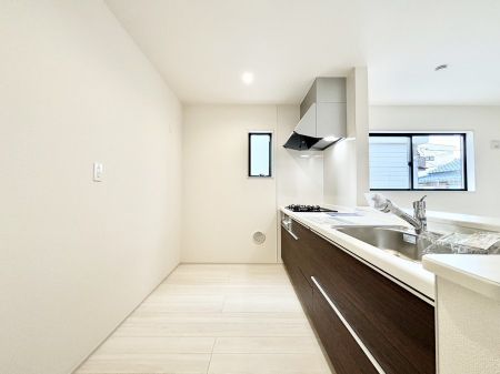 �L�b�`���@�u�₩�ȕ����ʂ蔲����L�b�`���B��������̂Ŗ��邭���C�ɂ��𗧂��܂��B�@