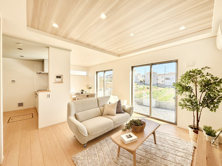 ���r���O�@�Ƒ��̘a�₩�ȉ�b���������Ă������B�J�����̂��郊�r���O�ł��B  