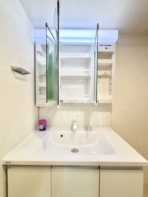 ���̑����ρ@�O�ʋ��̗��ɁA���ϕi��q���p�i�Ȃǂ����[�\�B���ʑ����������ƕۂ��܂��I