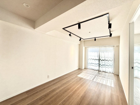 ���r���O�@���R������荞�܂�A�Ƒ��c���̏ꏊ�𖾂邭���o