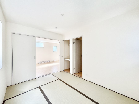 ���̑����ρ@���r���O�Ɨׂ荇���Ă���a���B�ق��ƈꑧ�ł���a�̋�Ԃ��Y�ꂸ�ɁB 