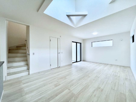 ���r���O�@�������̂��郊�r���O�I�z���������S�̂𖾂邭�Ƃ炵�A���r���O�S�̂��J�����̂����ԂɂȂ�܂��B