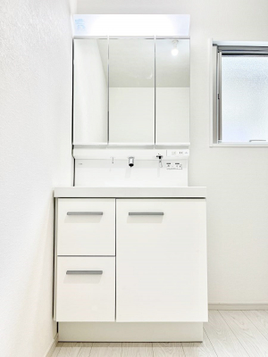 ���ʑ�E���ʏ��@�O�ʋ��̗��ɁA���ϕi��q���p�i�Ȃǂ����[�\�B���ʑ����������ƕۂ��܂��I  