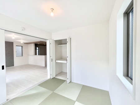 ���̑����ρ@���r���O�Ɨׂ荇���Ă���a���B�ق��ƈꑧ�ł���a�̋�Ԃ��Y�ꂸ�ɁB 