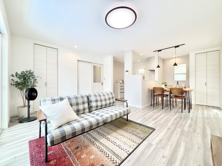 ���r���O�@���邢�z���������A�����̕��͋C�ɖ�������郊�r���O�E�_�C�j���O�B   