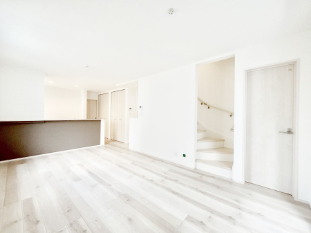 ���r���O�@���邢�z���������A�����̕��͋C�ɖ�������郊�r���O�E�_�C�j���O�B   