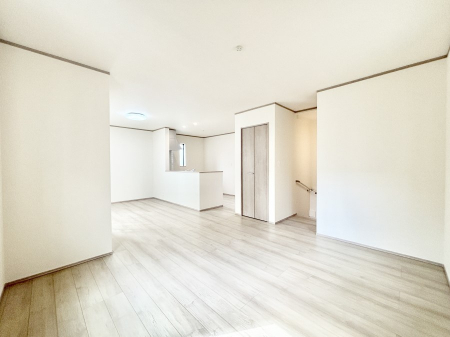 ̑ρ@Ƒ̏Ί炪RƐ܂ĂAȕ͋C̃_CjOɎdオĂ܂B