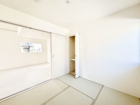 ���̑����ρ@���r���O�Ɨׂ荇���Ă���a���B�ق��ƈꑧ�ł���a�̋�Ԃ��Y�ꂸ�ɁB 