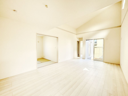 ���r���O�@�傫�ȑ����炽���Ղ�̗z���ƕ����������郊�r���O