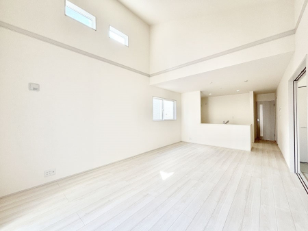 ���r���O�@���邢�z���������A�����̕��͋C�ɖ�������郊�r���O�E�_�C�j���O�B 