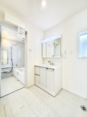 ���̑��@���ʏ��͂�Ƃ�̂���X�y�[�X�ŁA�g�x�x�������̃X�L���P�A���S�ɗ]�T�������Ăł������ł��B  