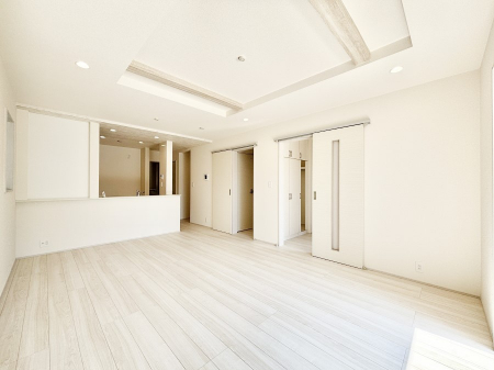 ���r���O�@���邢�z���������A�����̕��͋C�ɖ�������郊�r���O�E�_�C�j���O�B   