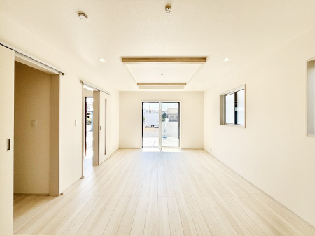 ���̑����ρ@�܂�グ�V��͂͗��̓I�ȉ��s��������̂ŁA�V�䂪�L�������ĊJ���I�ȋ�Ԃ����o�ł��܂��B  