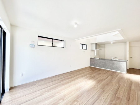 ���r���O�@���Ƒ��̓��₩�Șb�����ŕ�܂�閾�邢���r���O