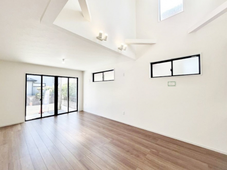 ���r���O�@�傫�ȑ����炽���Ղ�̗z���ƕ����������郊�r���O