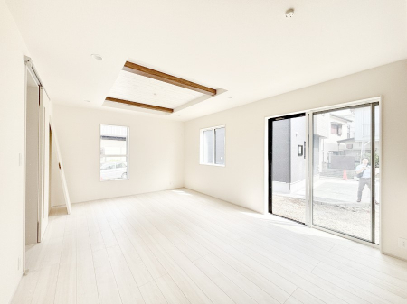 ���r���O�@���Ƒ��̓��₩�Șb�����ŕ�܂�閾�邢���r���O