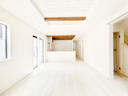 ���r���O�@���邢�z���������A�����̕��͋C�ɖ�������郊�r���O�E�_�C�j���O�B 