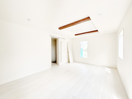 ���̑����ρ@�܂�グ�V��͂͗��̓I�ȉ��s��������̂ŁA�V�䂪�L�������ĊJ���I�ȋ�Ԃ����o�ł��܂��B  