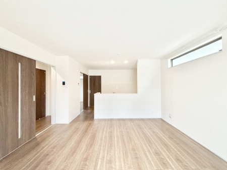 ���r���O�@���邢�z���������A�����̕��͋C�ɖ�������郊�r���O�E�_�C�j���O�B   