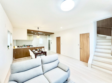 ���r���O�@�ΖʃL�b�`�������r���O�C���K�i���̗p�������r���O�͉Ƒ����J�[�܂��Ԃł�