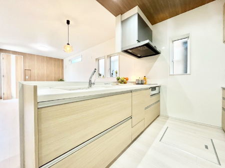 �L�b�`���@���r���O�ŗV�Ԃ��q�l�������Ȃ��炨�������ł���ΖʃL�b�`���B  