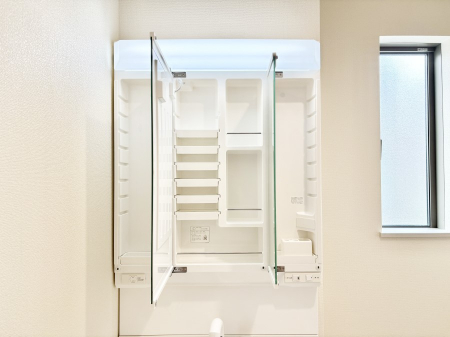 ���̑����ρ@�O�ʋ��̗��ɁA���ϕi��q���p�i�Ȃǂ����[�\�B���ʑ����������ƕۂ��܂��I