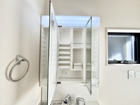 ���̑����ρ@�O�ʋ��̗��ɁA���ϕi��q���p�i�Ȃǂ����[�\�B���ʑ����������ƕۂ��܂��I