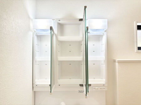 ���̑����ρ@�O�ʋ��̗��ɁA���ϕi��q���p�i�Ȃǂ����[�\�B���ʑ����������ƕۂ��܂��I